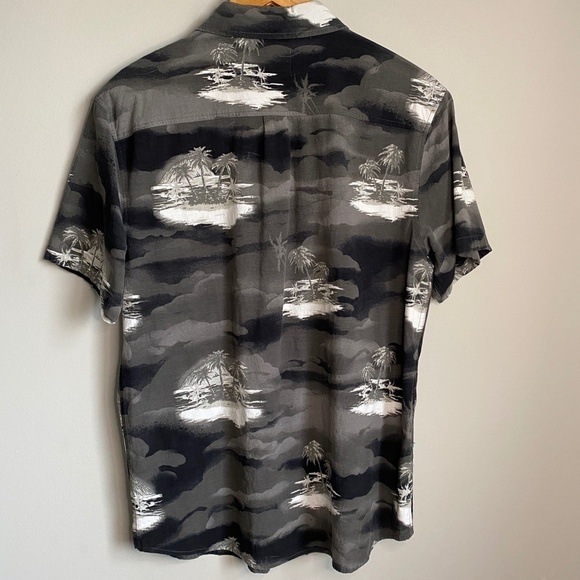 EXP Short Sleeve Tropical Island Men's Gray Button Up‎ Shirt Size Medium - Picture 5 of 9